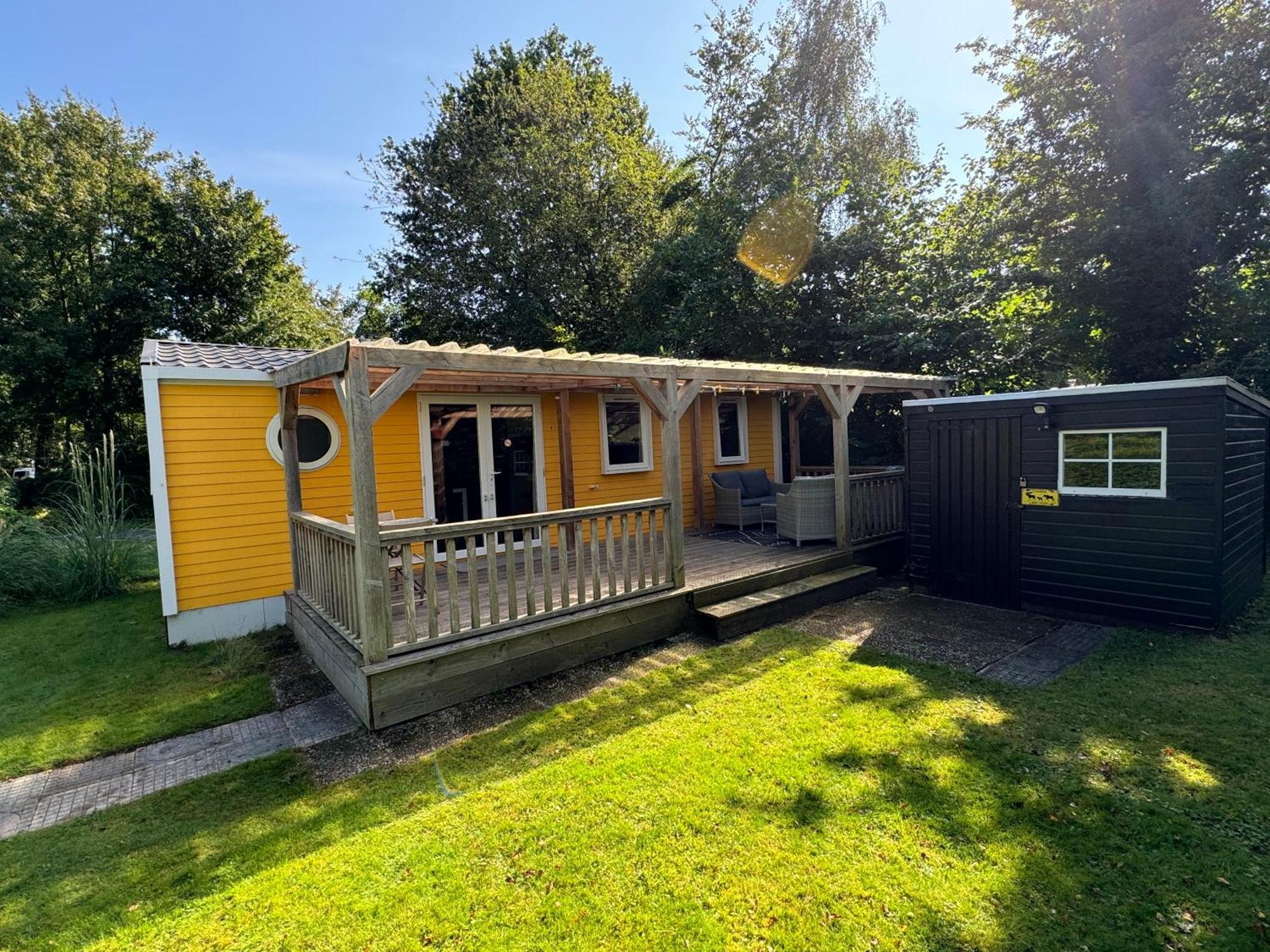 Ruime 5-Persoons Chalet Aan Het Bergumermeer Suameer Exterior foto