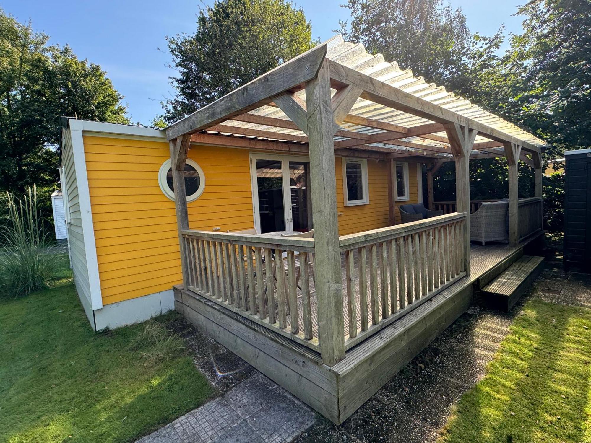 Ruime 5-Persoons Chalet Aan Het Bergumermeer Suameer Exterior foto